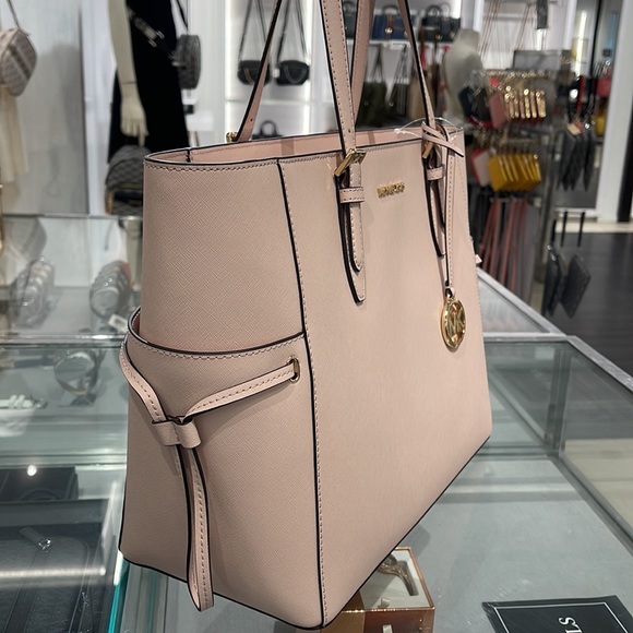 Michael Kors Gilly Large Drawstring Travel Leather Top Zip Tote
Powder Blash - Picture 16 of 16